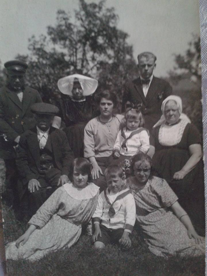 Klik voor foto in apart venster familie_zoetje_bos.jpg