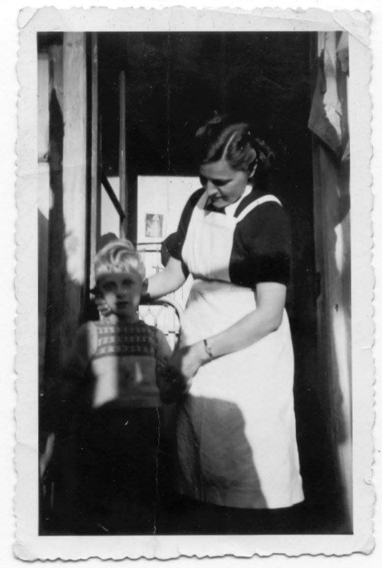 Klik voor foto in apart venster liesbeth_bos-hodrus_met_jaap_bos.jpg