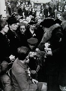 Klik voor foto in apart venster oma_de_groot_bij_bevrijdingsherdenking.jpg