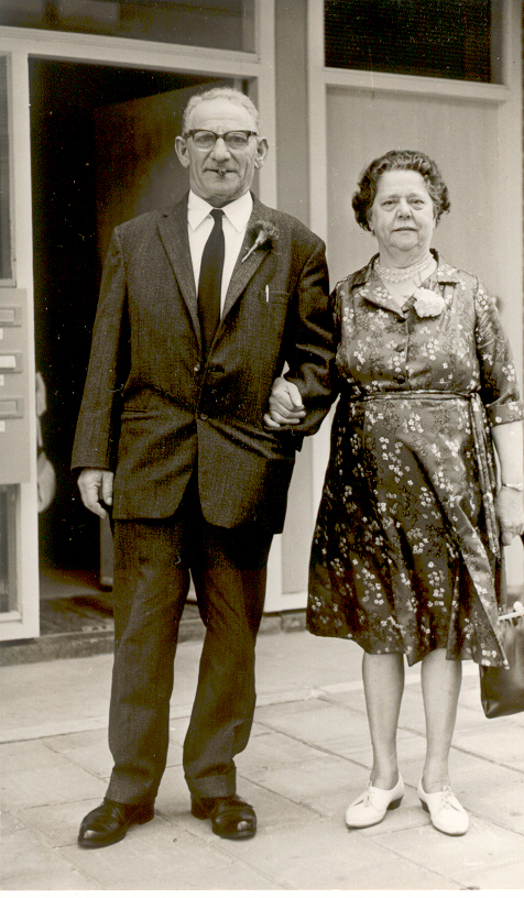 Klik voor foto in apart venster opoe_en_opa_waarschijnlijk_1951__huwelijk_jo_en_liesbeth_.jpg